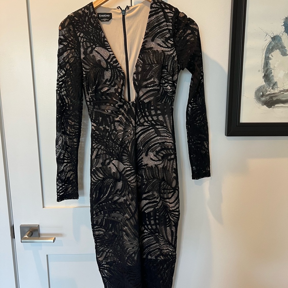 BEBE LACE OVERLAY MIDI DRESS WITH PLUNGE NECK - XS